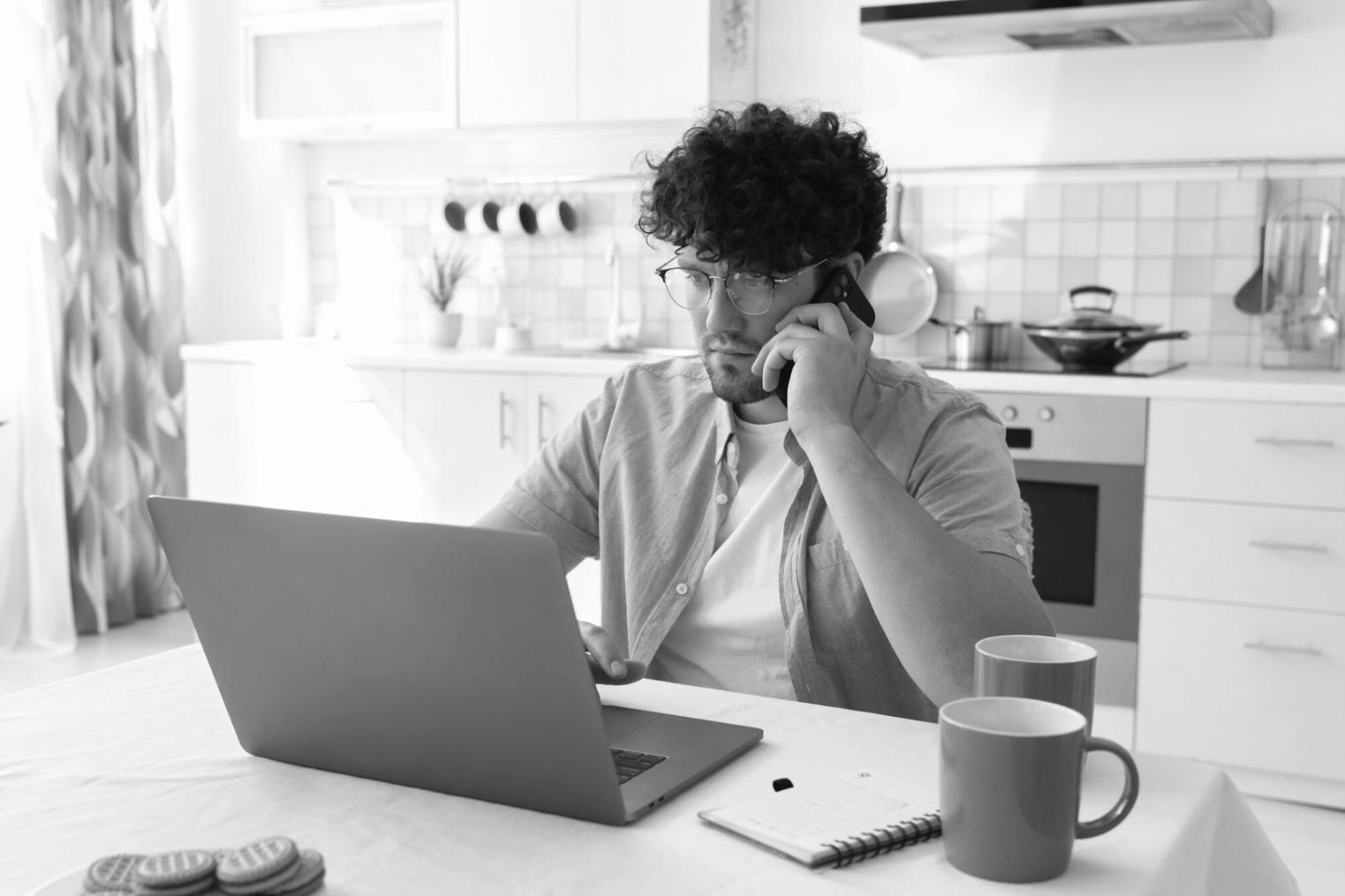 Team-Meeting zur Besprechung von Finanzstrategien