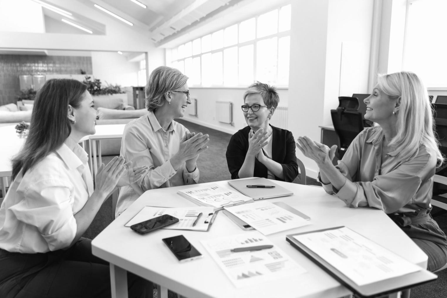 Modernes Büro mit Finanzplanungstools und Laptop